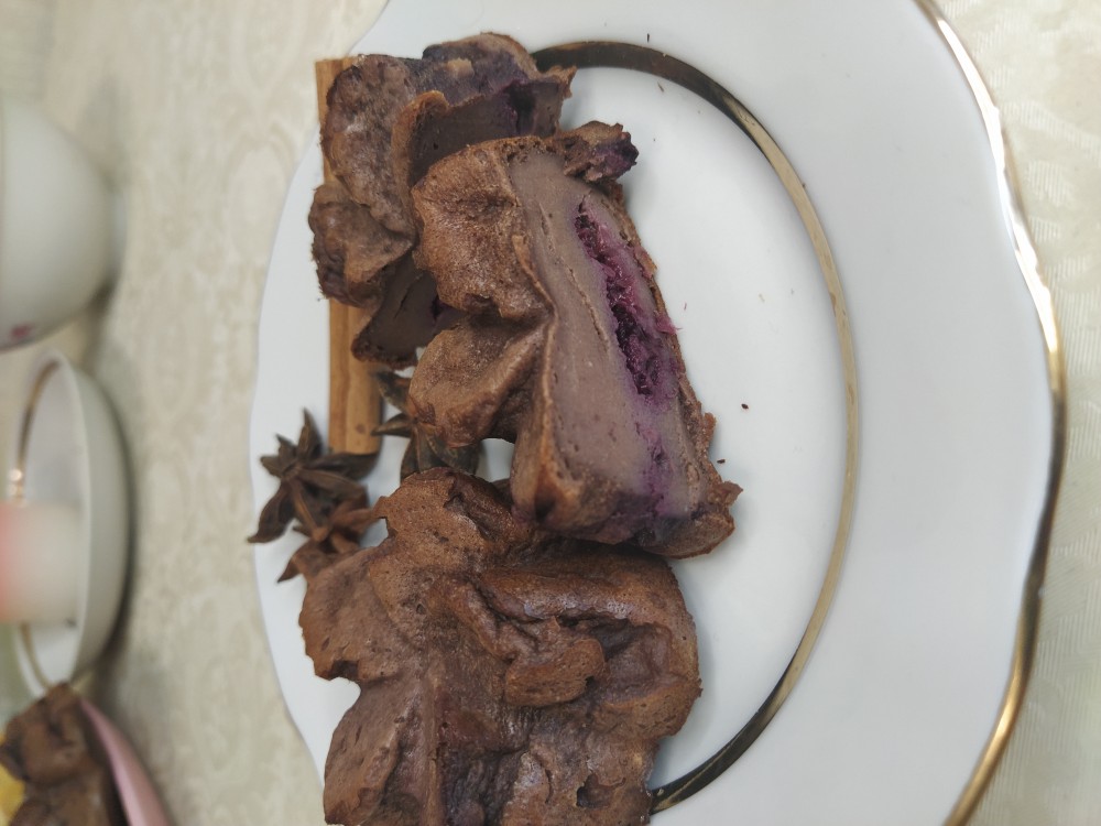 Шоколадные сырники из рикотты с ягодной начинкой в духовке