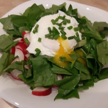 Салат с яйцом пашот