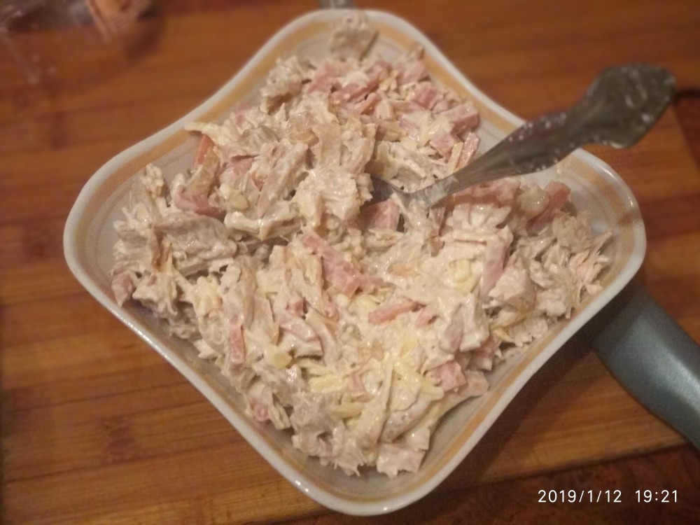 Салат с ветчиной и шампиньонами