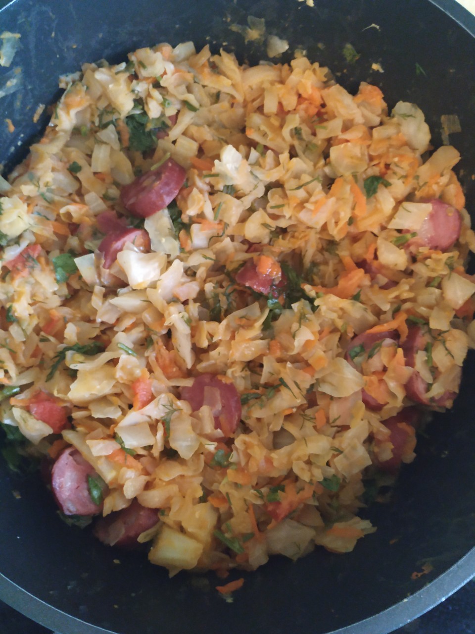 Капуста тушеная с колбасками