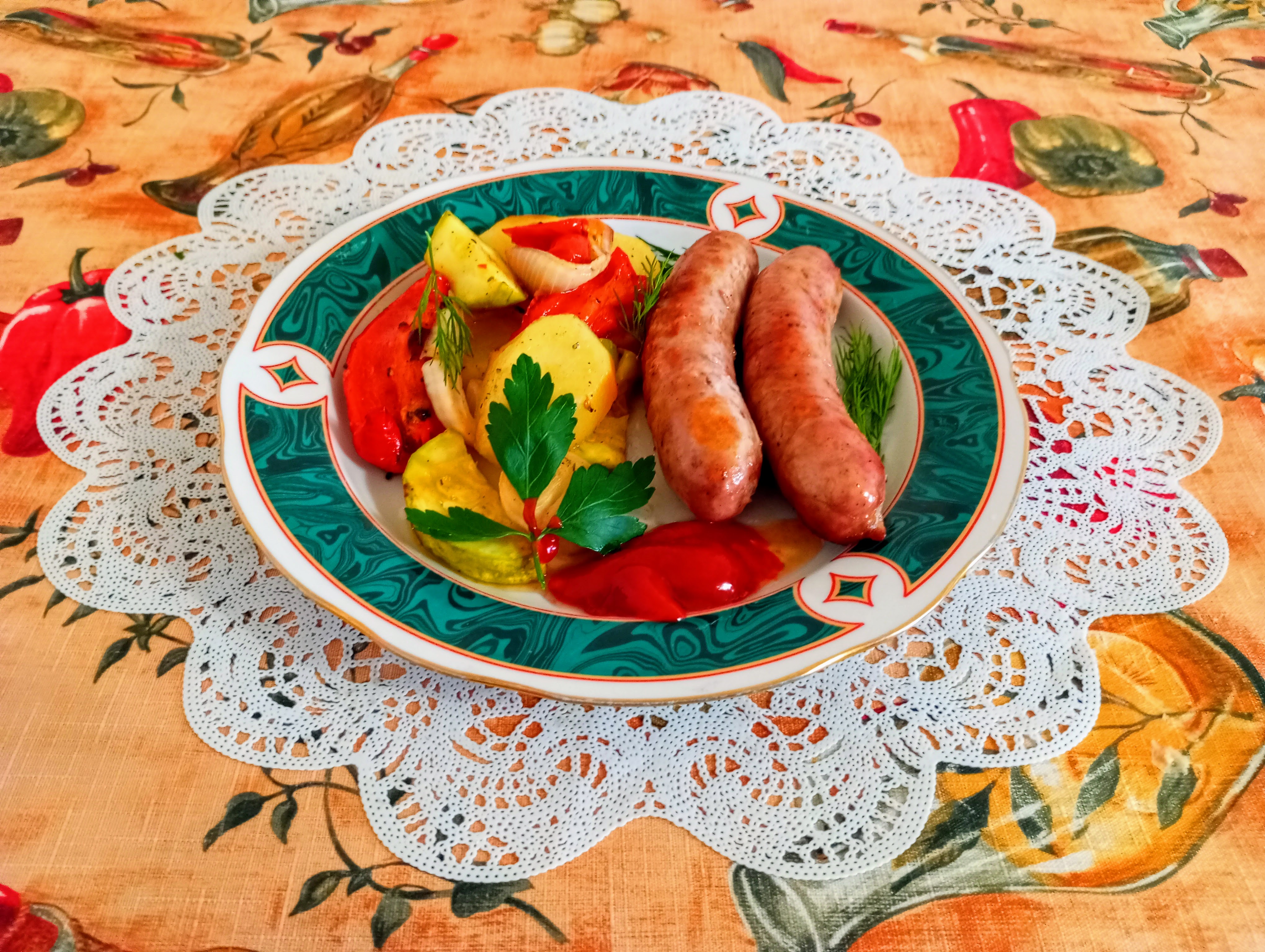 Купаты с овощами запеченные  в духовке