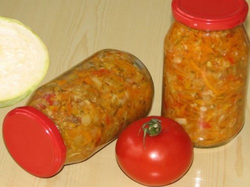 Салат-заготовка с рисом, помидорами, капустой и другими овощами