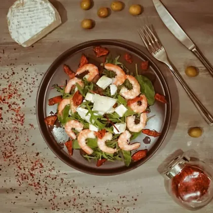 Салат с креветками и сыром камамбер