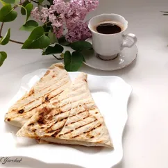 Лаваш с творогом и зеленью на сковороде 
