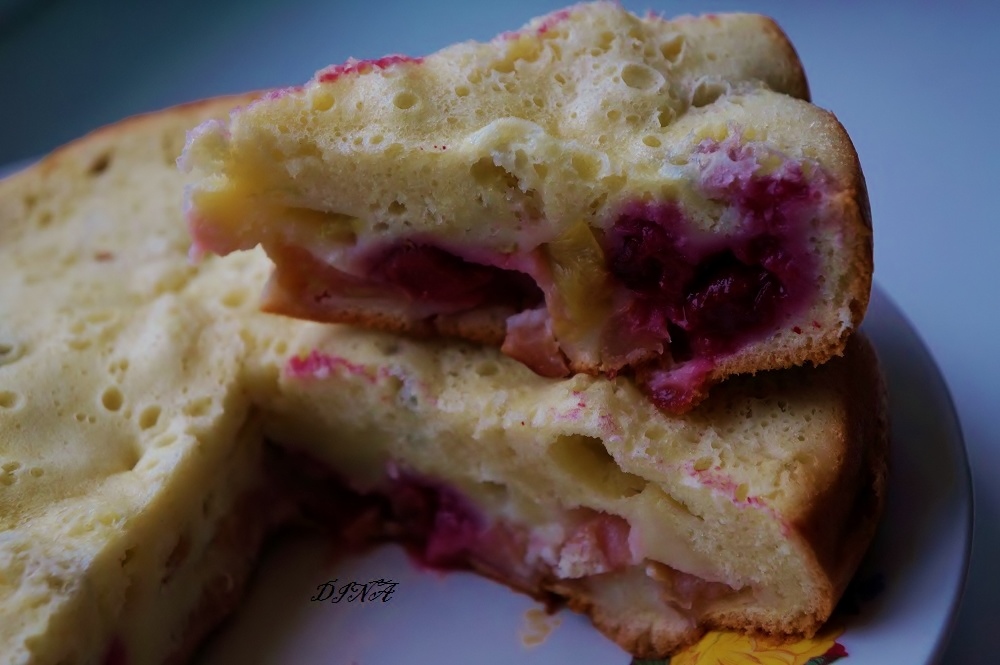 Шарлотка "Любимая" с яблоками, вишней и ревенем