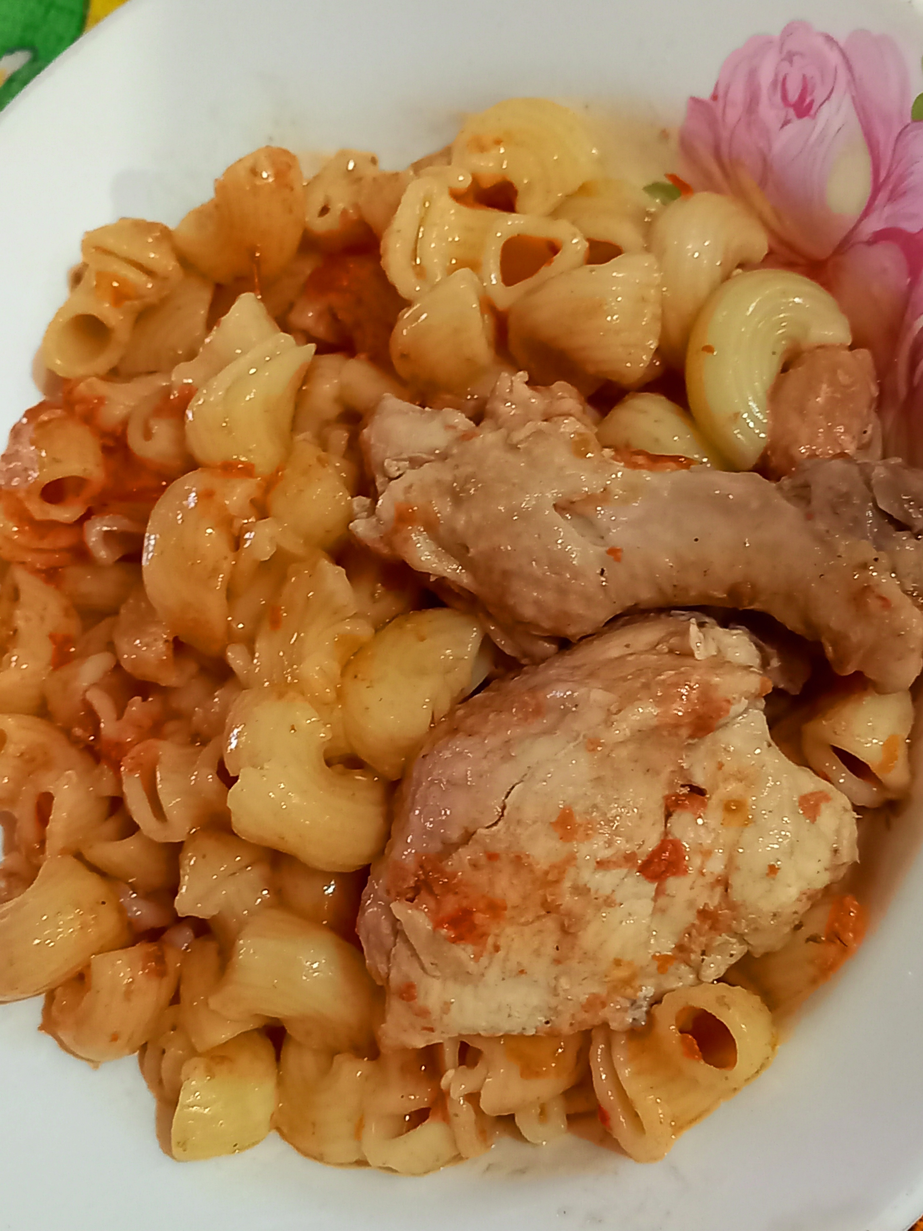 Макароны с тушеной курицей