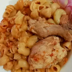 Макароны с тушеной курицей