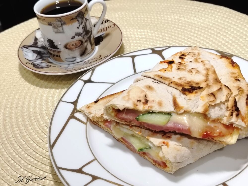 Омлет в лаваше, с сыром и ветчиной