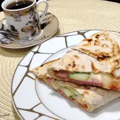 Омлет в лаваше, с сыром и ветчиной