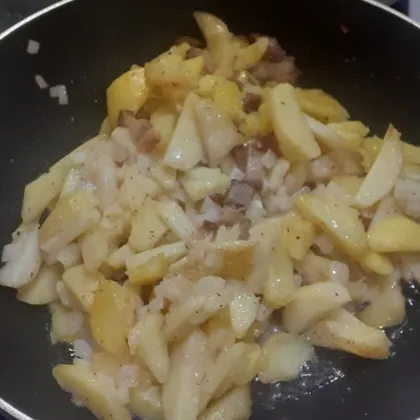 Поджаренная картошка с копчёным салом и перцем чили