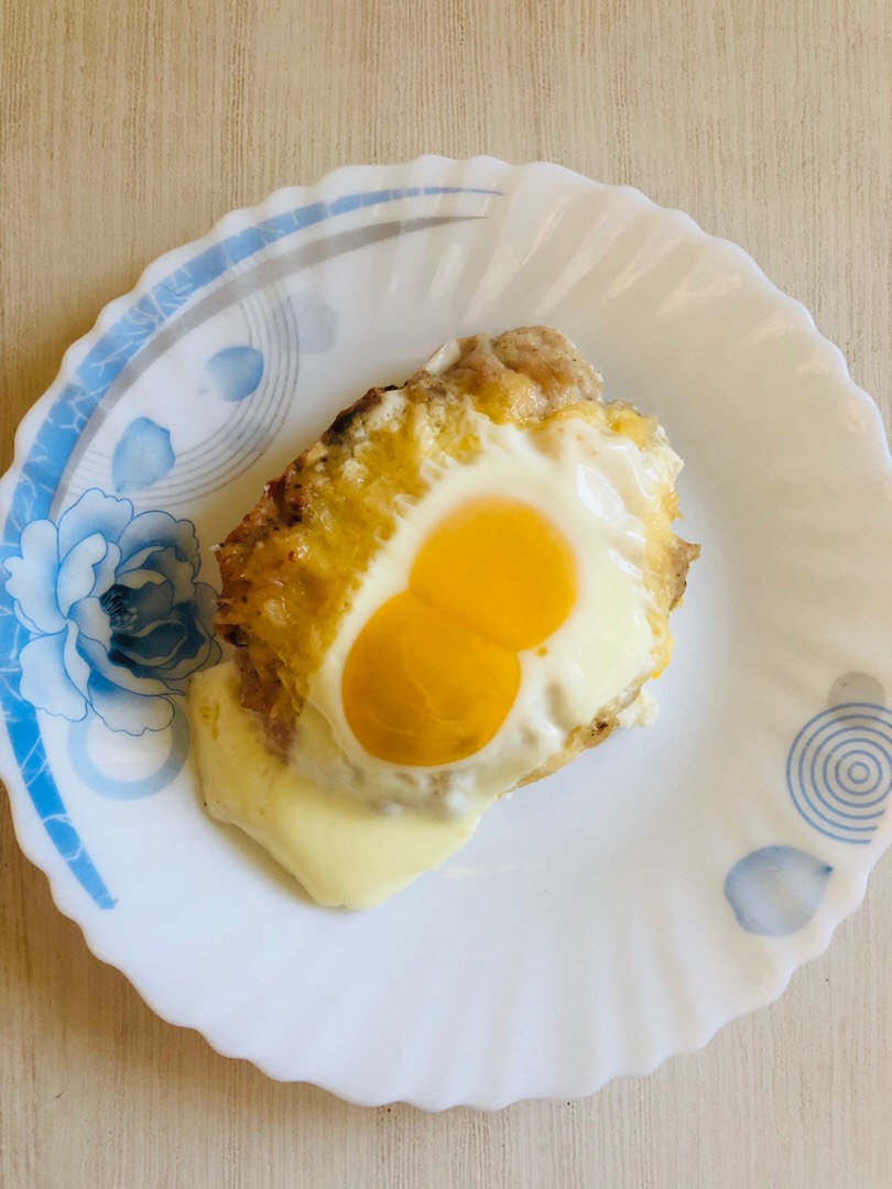 Шницель с яйцом в духовке