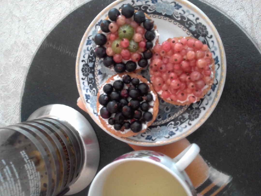 Песочные корзиночки с сыром и ягодой