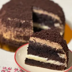 Шоколадный торт с черникой