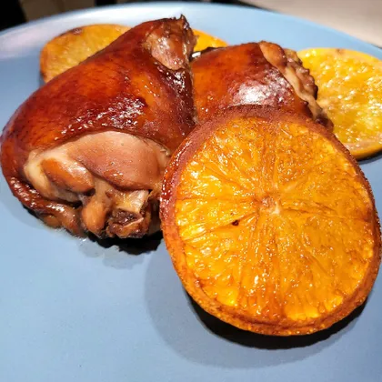 Курица, маринованная в соевым соусе и запечённая на апельсине