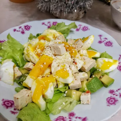 Салат с авокадо, тофу и яйцом
