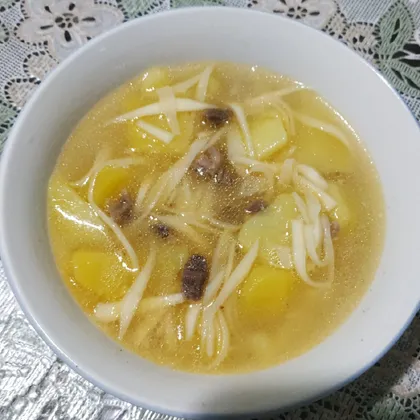 Мясной суп с домашней нарезанной лапшой