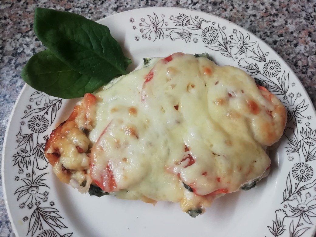 Куриное филе с творогом, шпинатом и помидорами