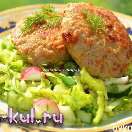 Мясо-кабачковые котлеты с салатом из свежих овощей