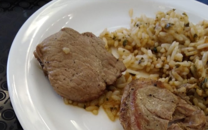 Свиные отбивные с рисом и грибами