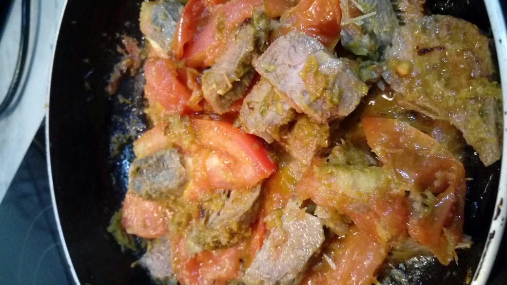 Мясо с помидорами и пастой из чесночных стрелок