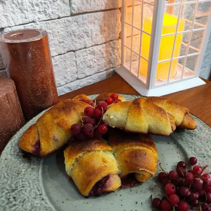 Рогалики с вишней🍒🥐