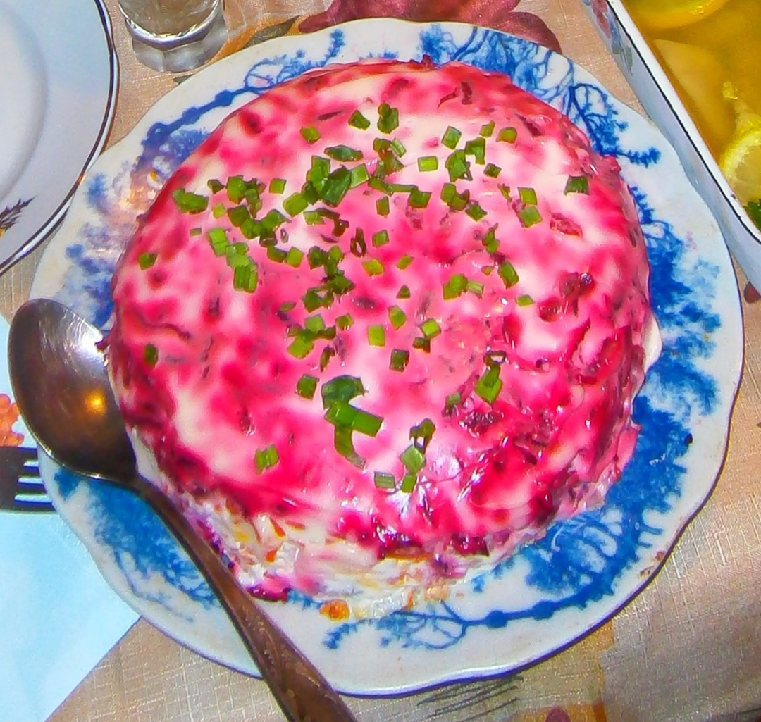 Слоеный салат-торт с маринованными грибами