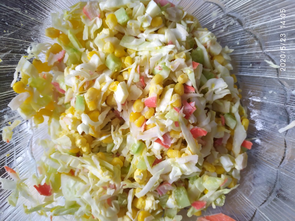 Крабовый салат с капустой и кукурузой