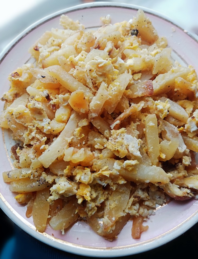 Жареная картошка с луком и яйцами