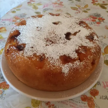 Бисквитный пирог с абрикосами в мультиварке