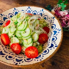 Лёгкий салат с тунцом и огурцом