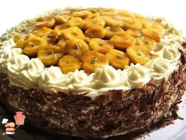 Бисквитный торт с бананами и вишней