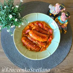 Сардельки с овощным соусом