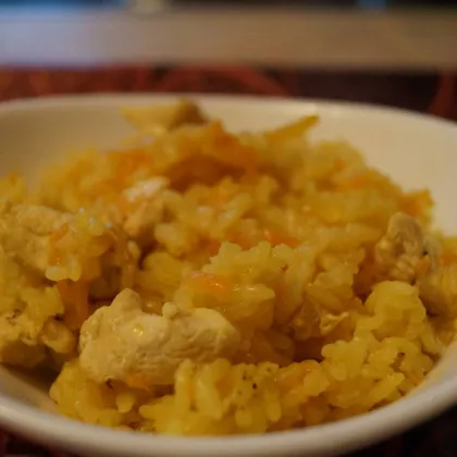 Золотистый рис с курицей и куркумой