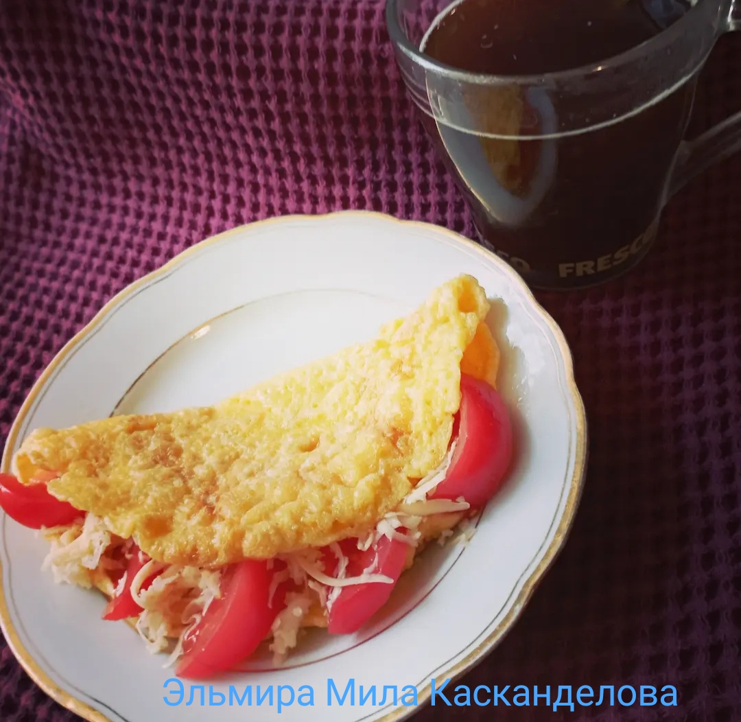  Завтрак: яичный блинчик с помидоркой и сыром 