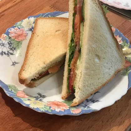 Сэндвич со слабосоленой рыбой