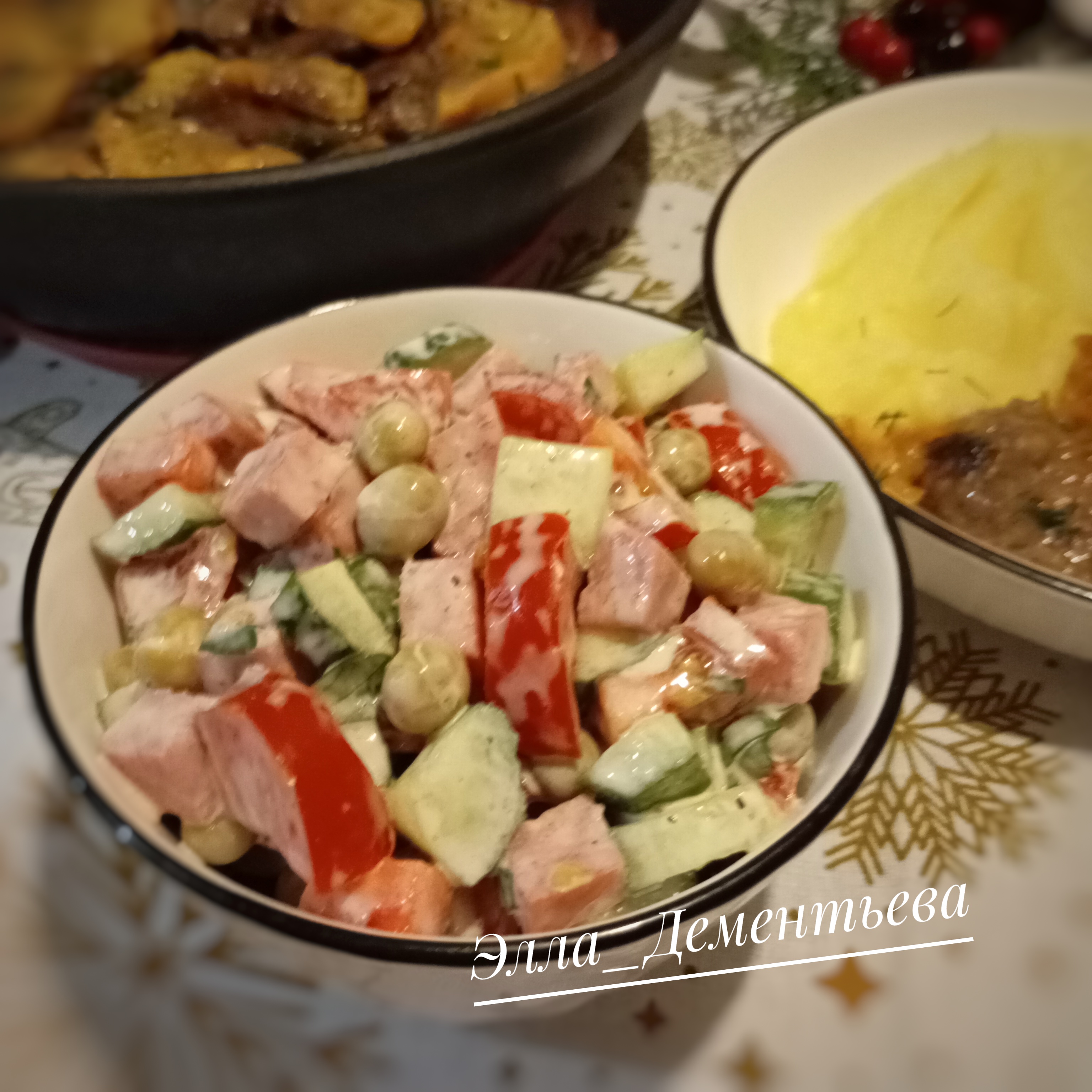 Овощной салат с колбасой 