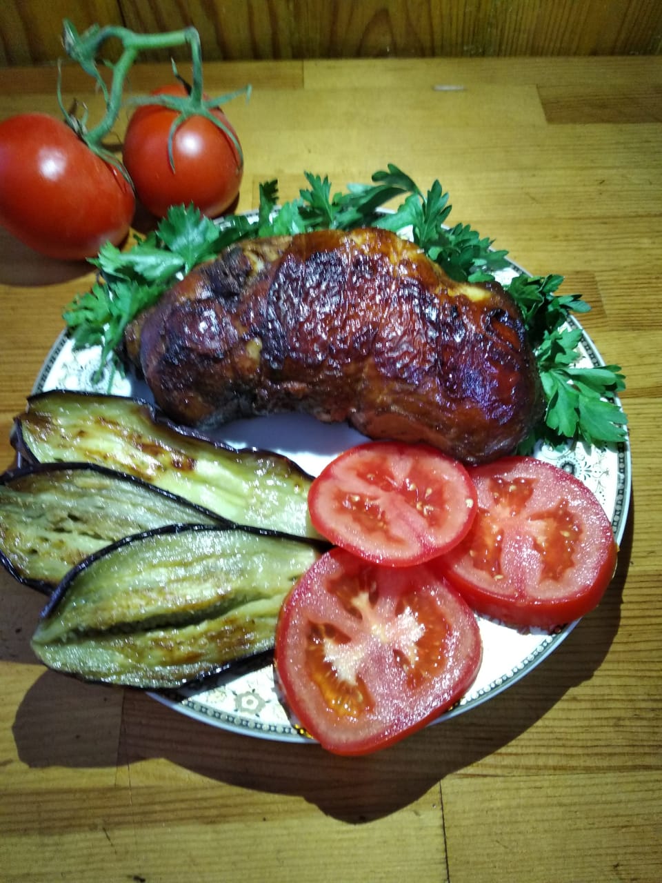 Рулет из курицы с чесноком и зеленью на сковороде