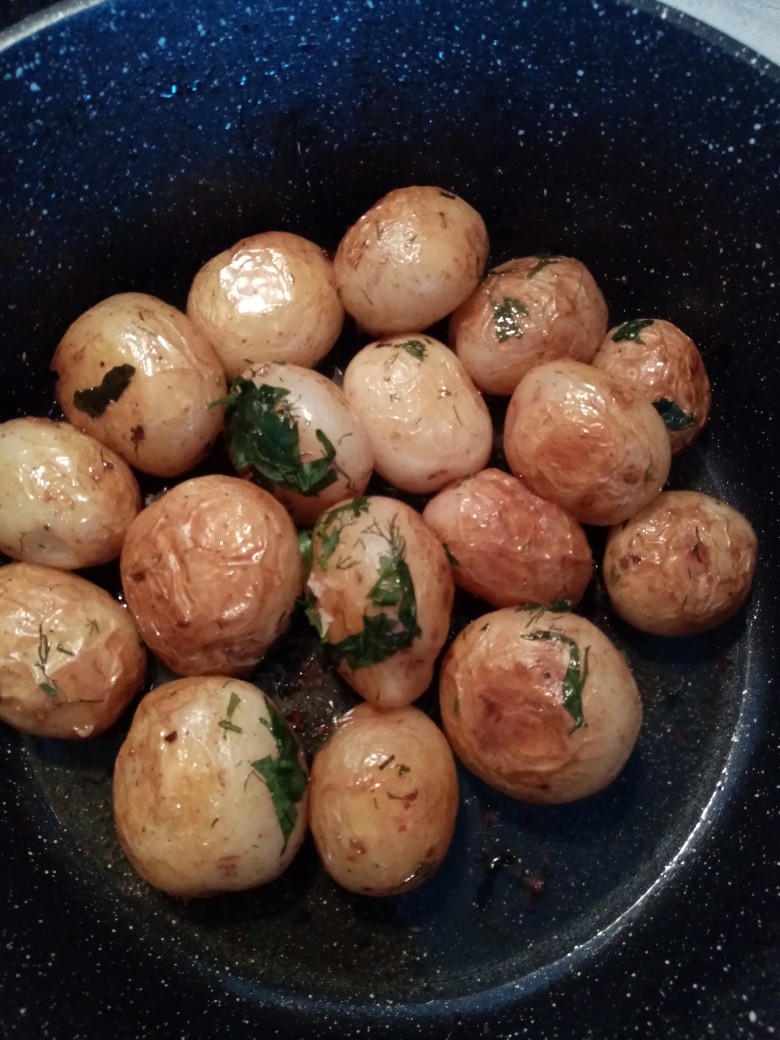Молодая картошечка с зеленью, чесноком и сливочным маслицем