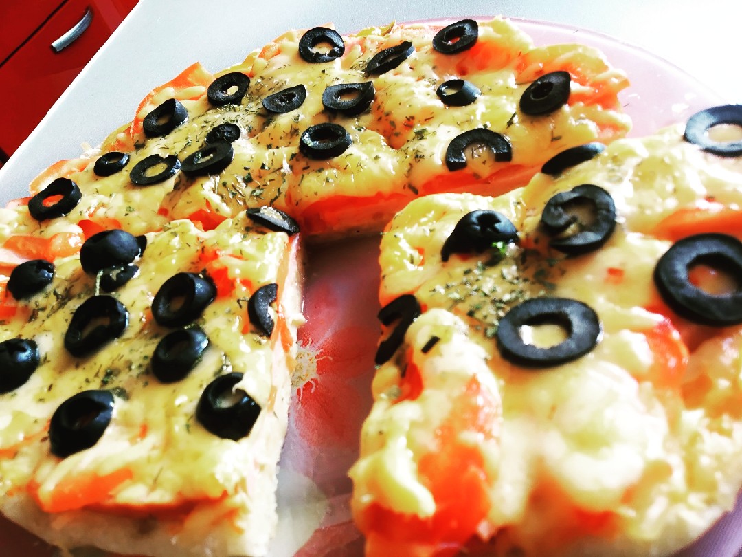 Пицца с колбасой, сыром и помидорами на сковороде - быстрый рецепт с пошаговыми фото