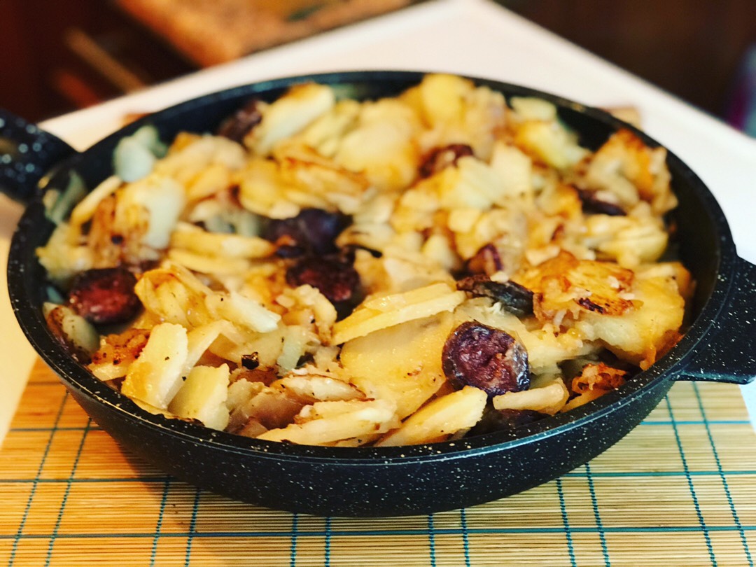 Картошка с колбасой – 3 рецепта жарки, тушения и запекания