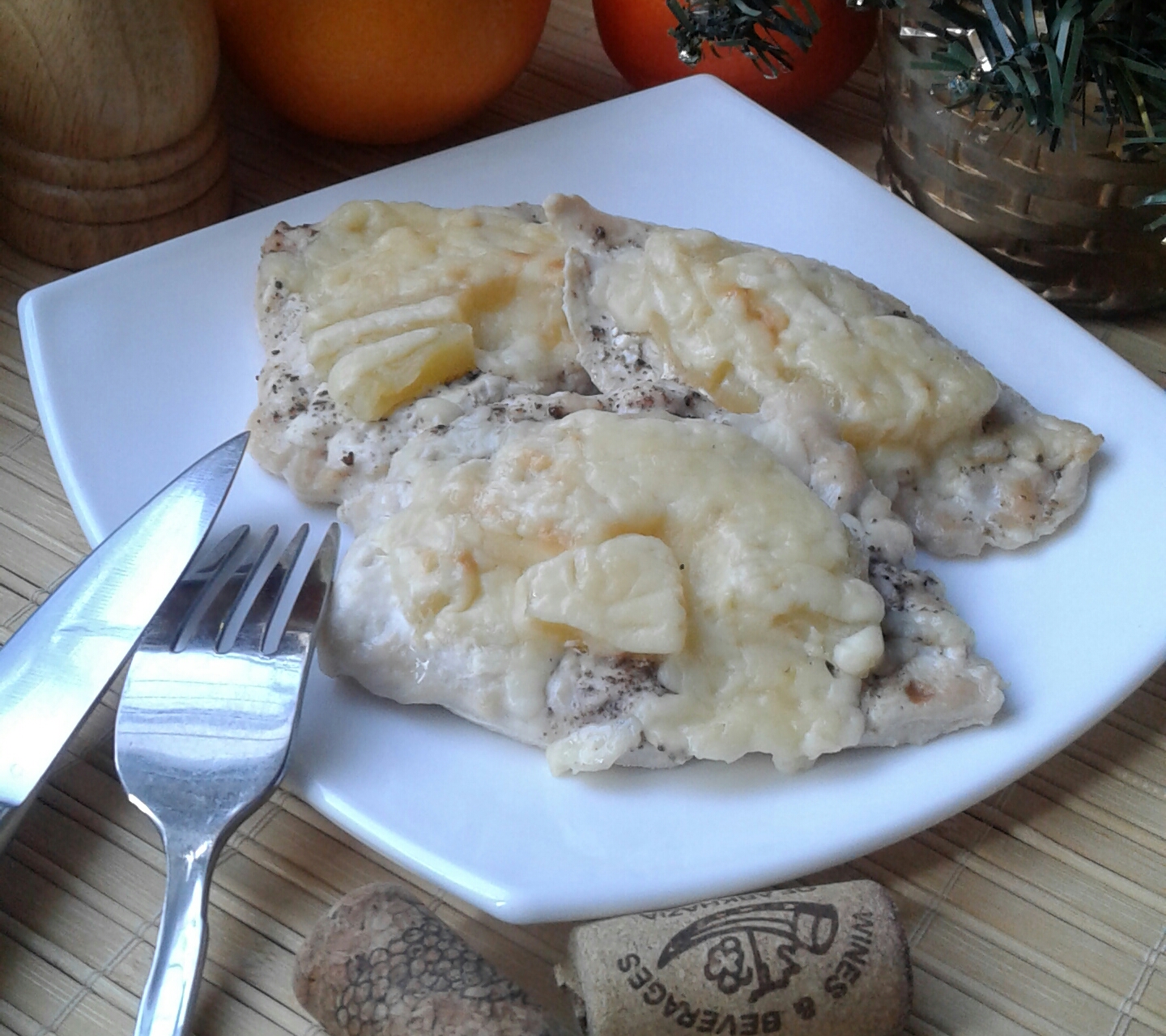 Куриное филе с ананасами под сырным одеялом