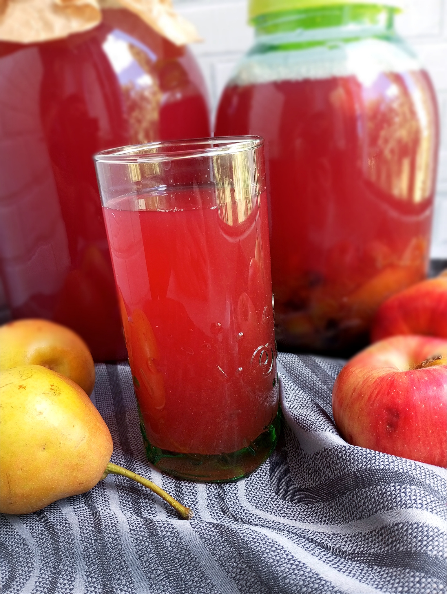 Компот из алычи, яблок, груш и чёрной смородины 
