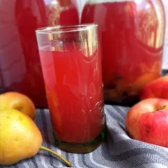 Компот из алычи, яблок, груш и чёрной смородины 