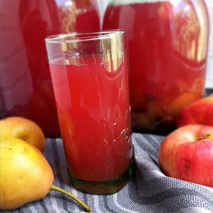 Компот из алычи, яблок, груш и чёрной смородины 