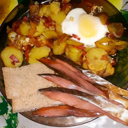 Картошечка жареная с копченной колбаской и яйцом