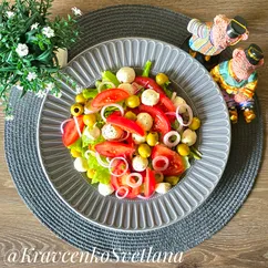 Салат с помидорами, моцареллой и оливками