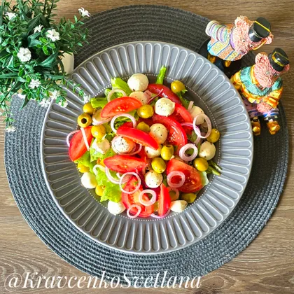 Салат с помидорами, моцареллой и оливками