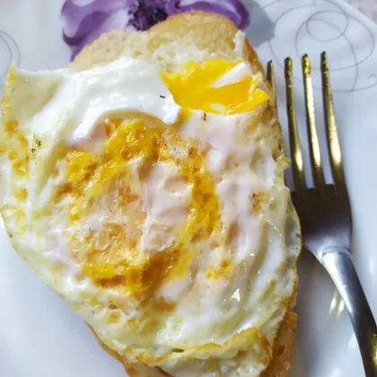 Гренки с яйцом на завтрак
