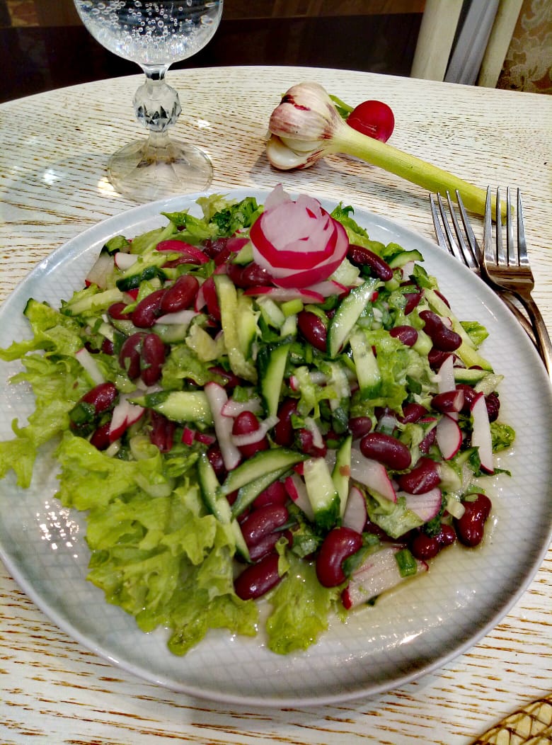 Салат с фасолью и свежими овощами
