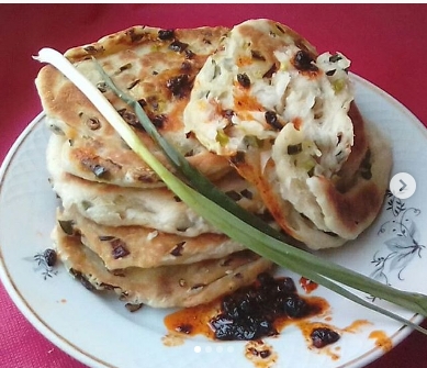 Китайские слоеные лепешки с зеленым луком